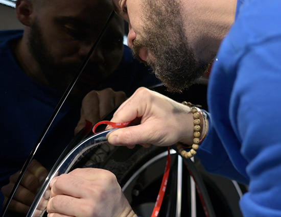 Step applicazione modanatura laterale